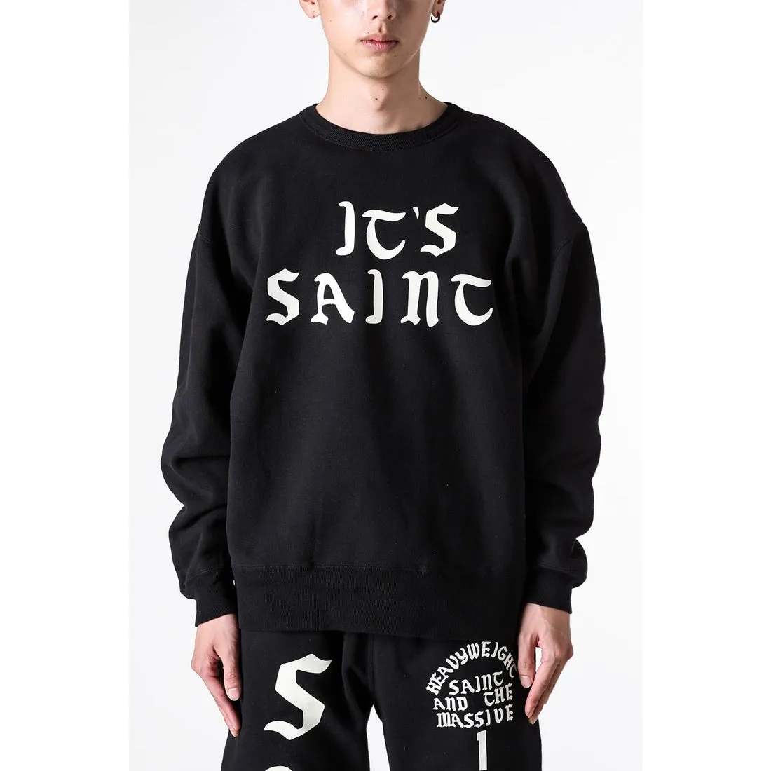 SAINT Mxxxxxx CREW SWT/IT'S SAINT/BLK Flocked SAINT sweatshirt Black S-XL ⚠️Note: This is flocking printing, not glue or crack paste. Don’t buy what you see in the picture. Short and loose fit. Both front and rear necklines are curved. Electrostatic flocking printing technology. Correct accessories. Fruit main mark/little angel anti-counterfeiting label.